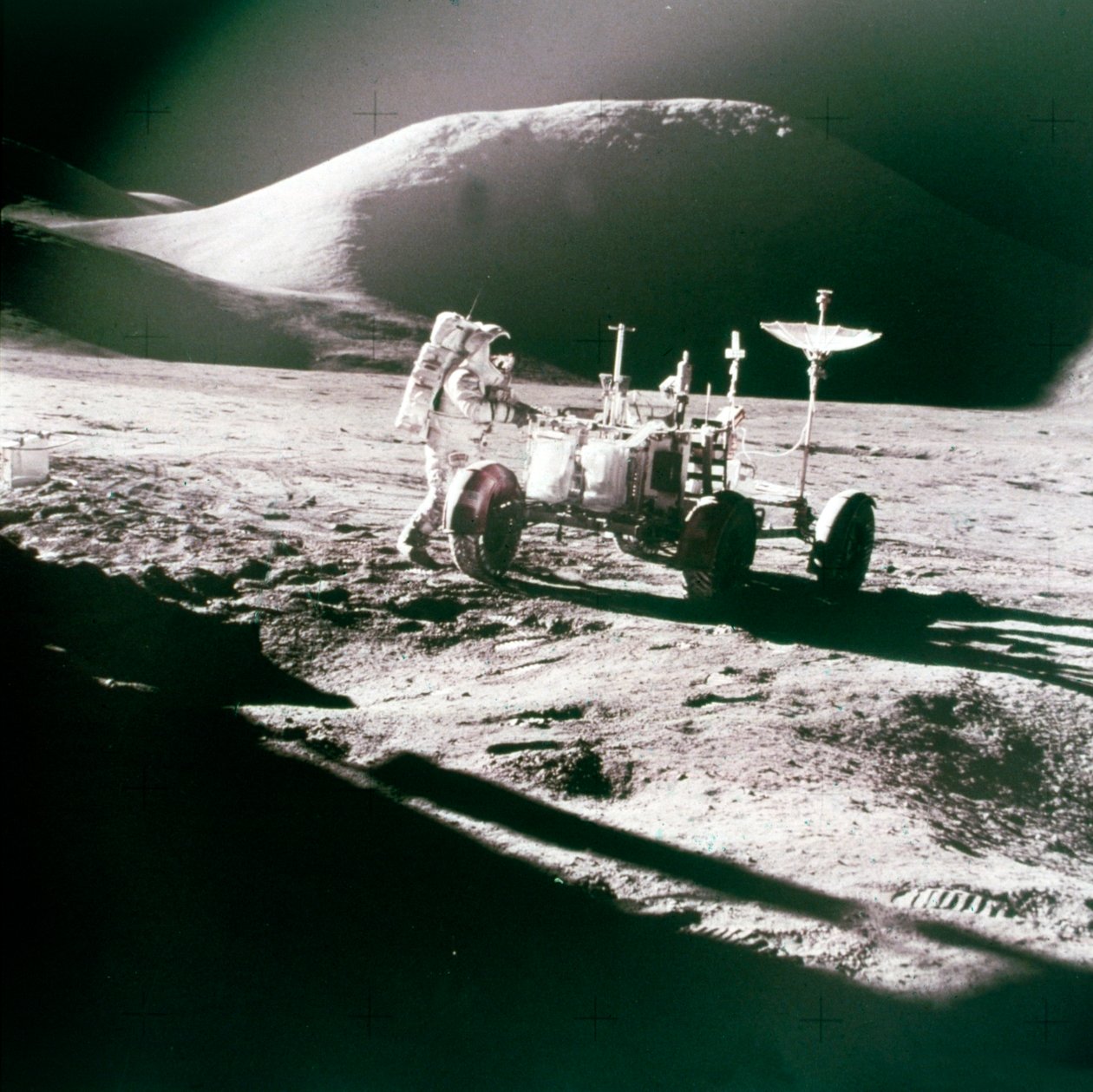 Astronautti Kuussa liikkuvan ajoneuvon kanssa Kuussa, 1970-luku. tekijältä NASA Images