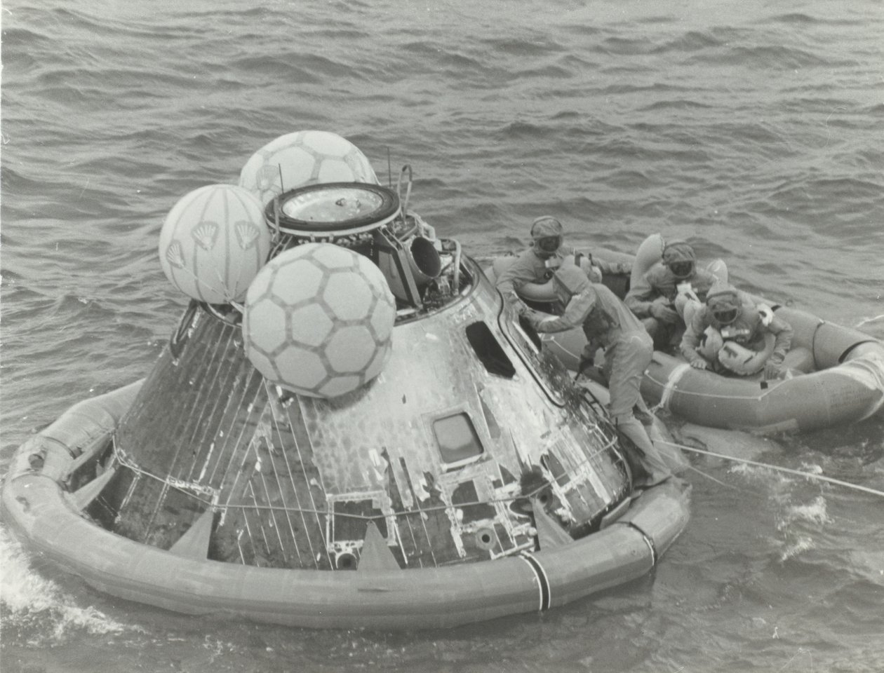 [Astronautis in Lifeboat After Apollo 11 Splashdown], 1969. tekijältä NASA Images