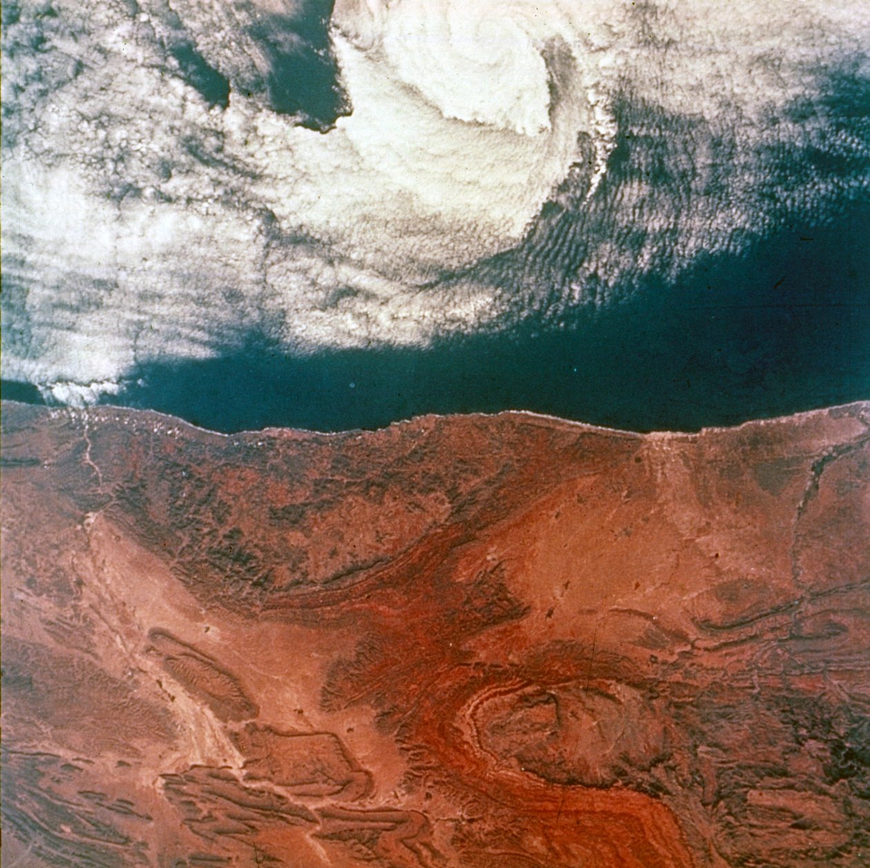 Maa avaruudesta - myrskyn silmä nähtynä Gemini 5:stä, 1965. tekijältä NASA Images