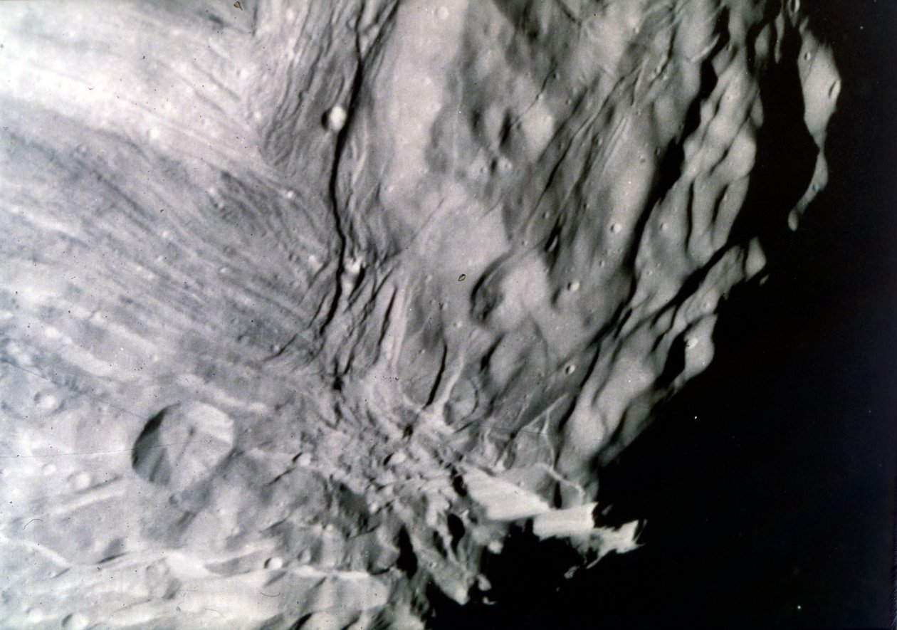 Miranda, yksi Uranuksen kuista, nähtynä Voyager 2:sta 24. tammikuuta 1986. tekijältä NASA Images