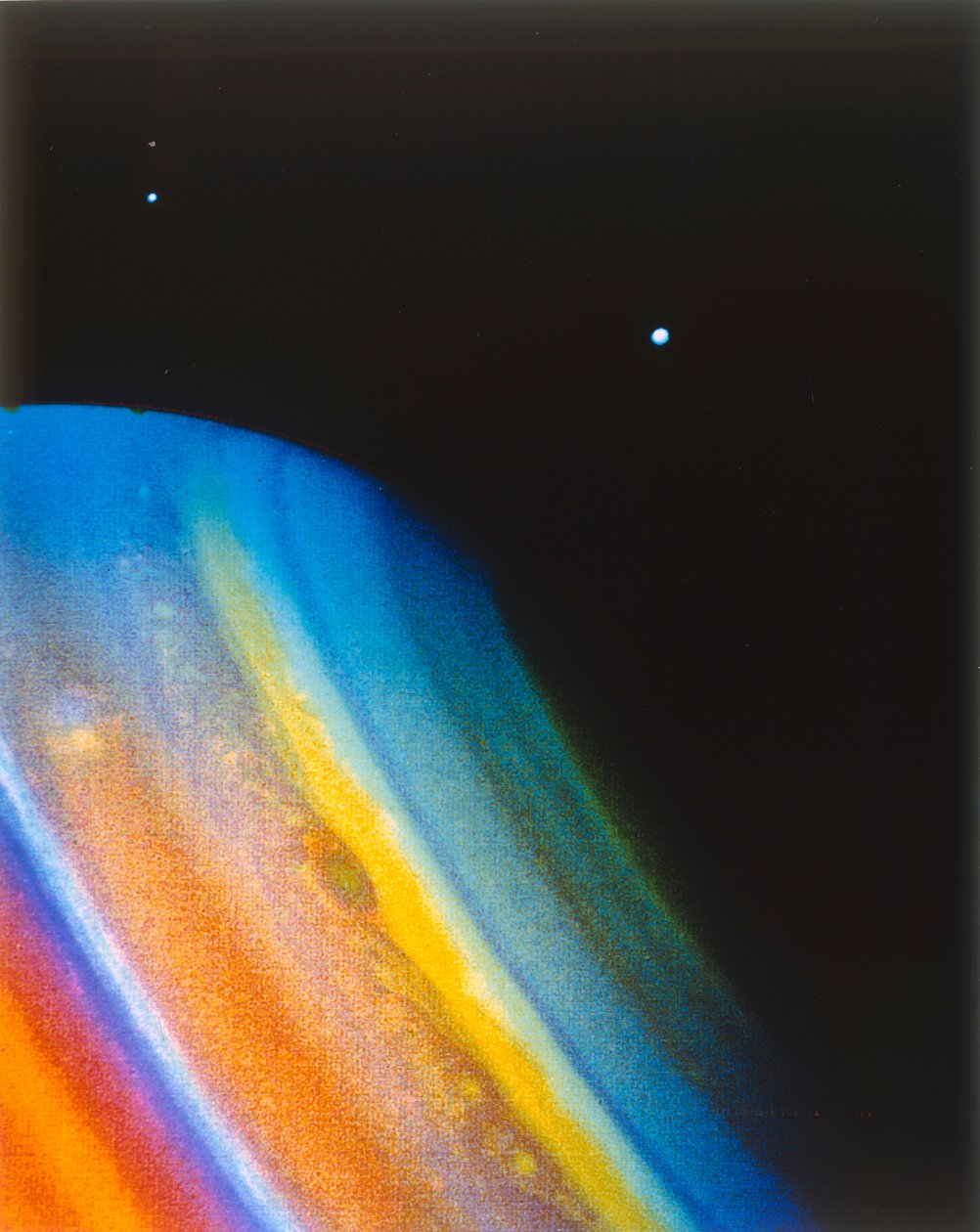 Saturnus ja sen kuu Dione Voyager 2 -avaruusaluksesta katsottuna. tekijältä NASA Images