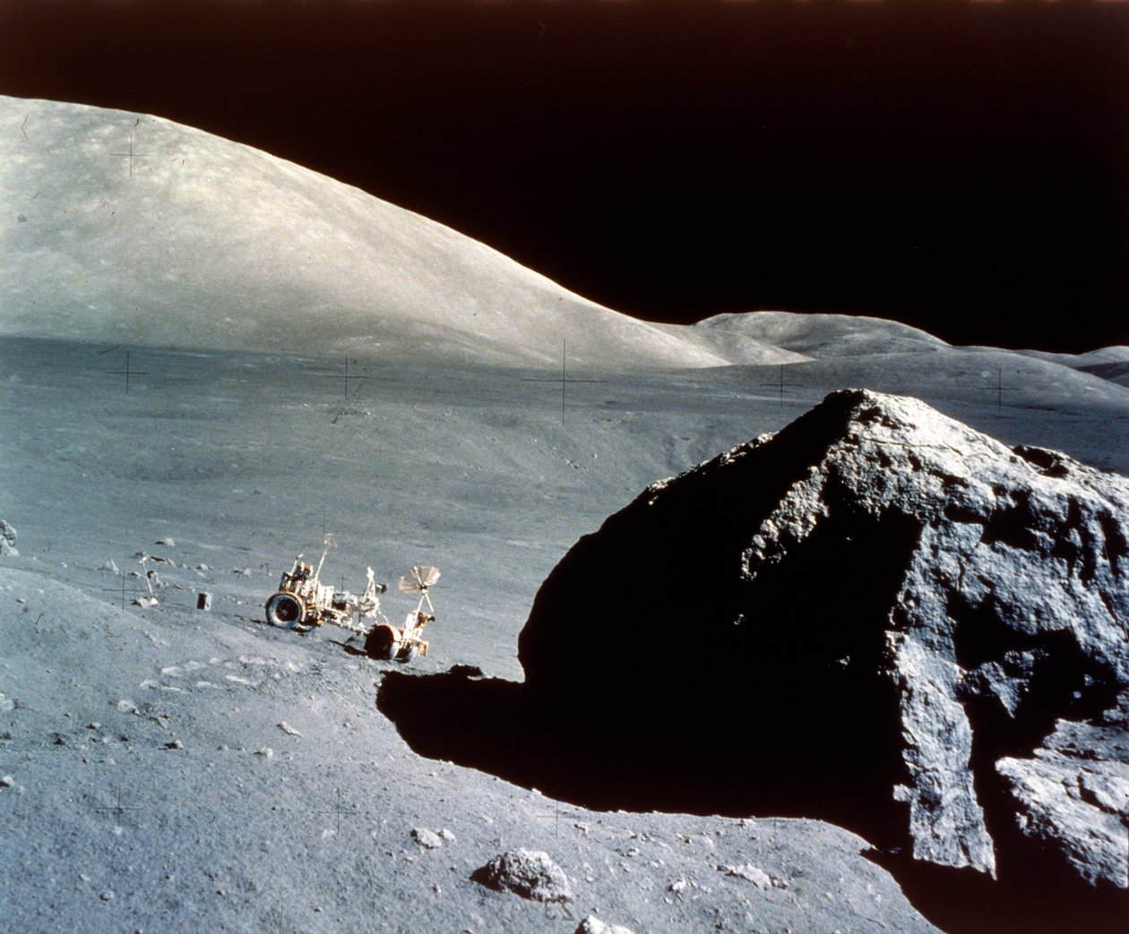 Roveria kääpiö kuun pinnalla oleva jättimäinen kivi, Apollo 17 -lento, joulukuu 1972. tekijältä NASA Images