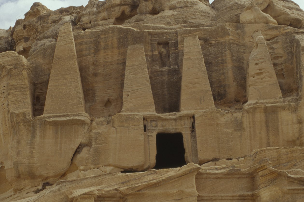 Pyramidien muistomerkki tekijältä Nabatean