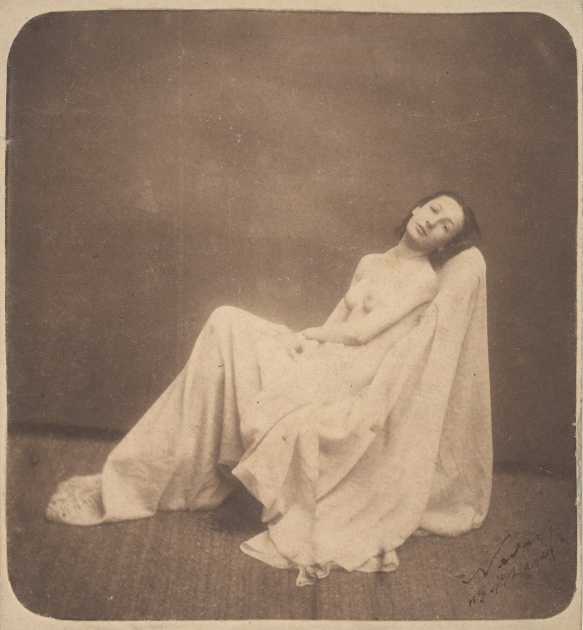 [Istuva malli, osittain draped], 1856-59. tekijältä Nadar