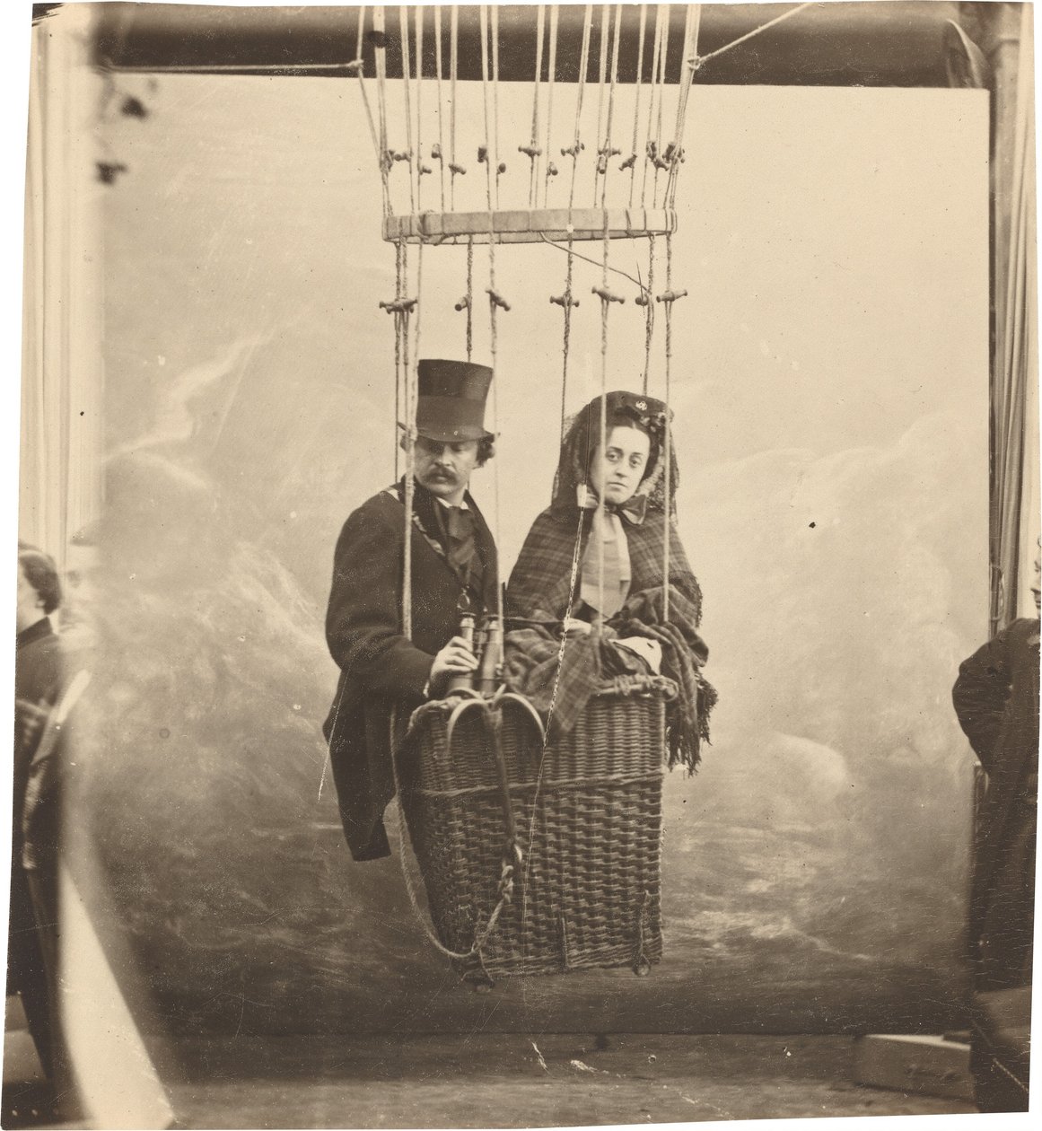 Omakuva vaimo Ernestinen kanssa ilmapallogondolissa, n. 1865, painettu n. 1890. tekijältä Nadar