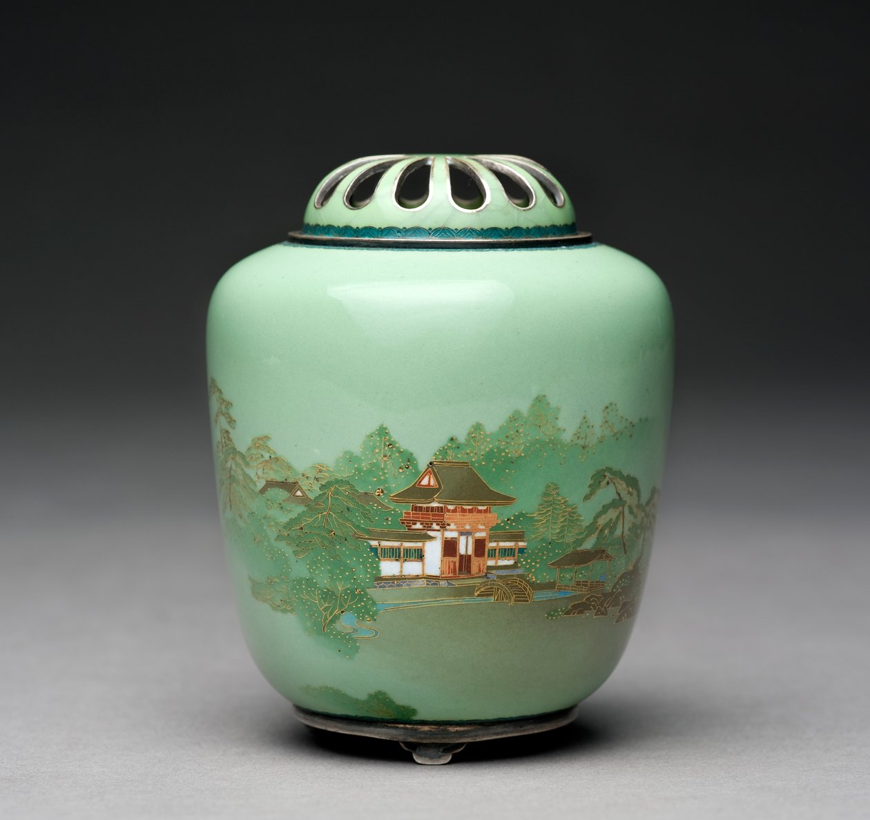 Koro sisäänkäyntiportilla puiden keskellä, n. 1905 (cloisonnen emali) tekijältä Namikawa Yasuyuki