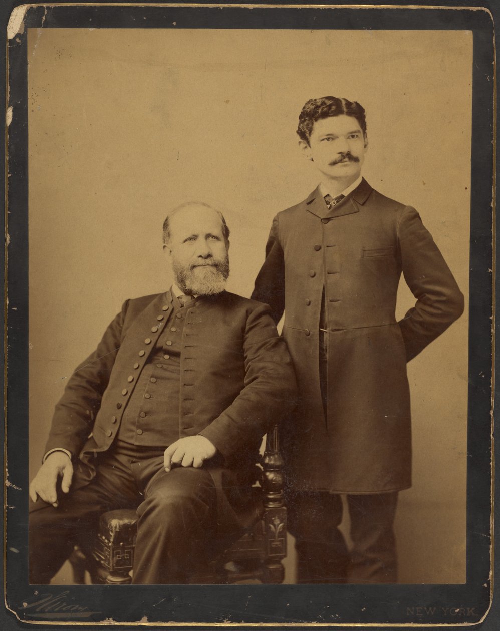 [Tunnistamaton parrakas mies istuu, ja vieressä seisoo tunnistamaton mies, jolla on viikset] tekijältä Napoleon Sarony
