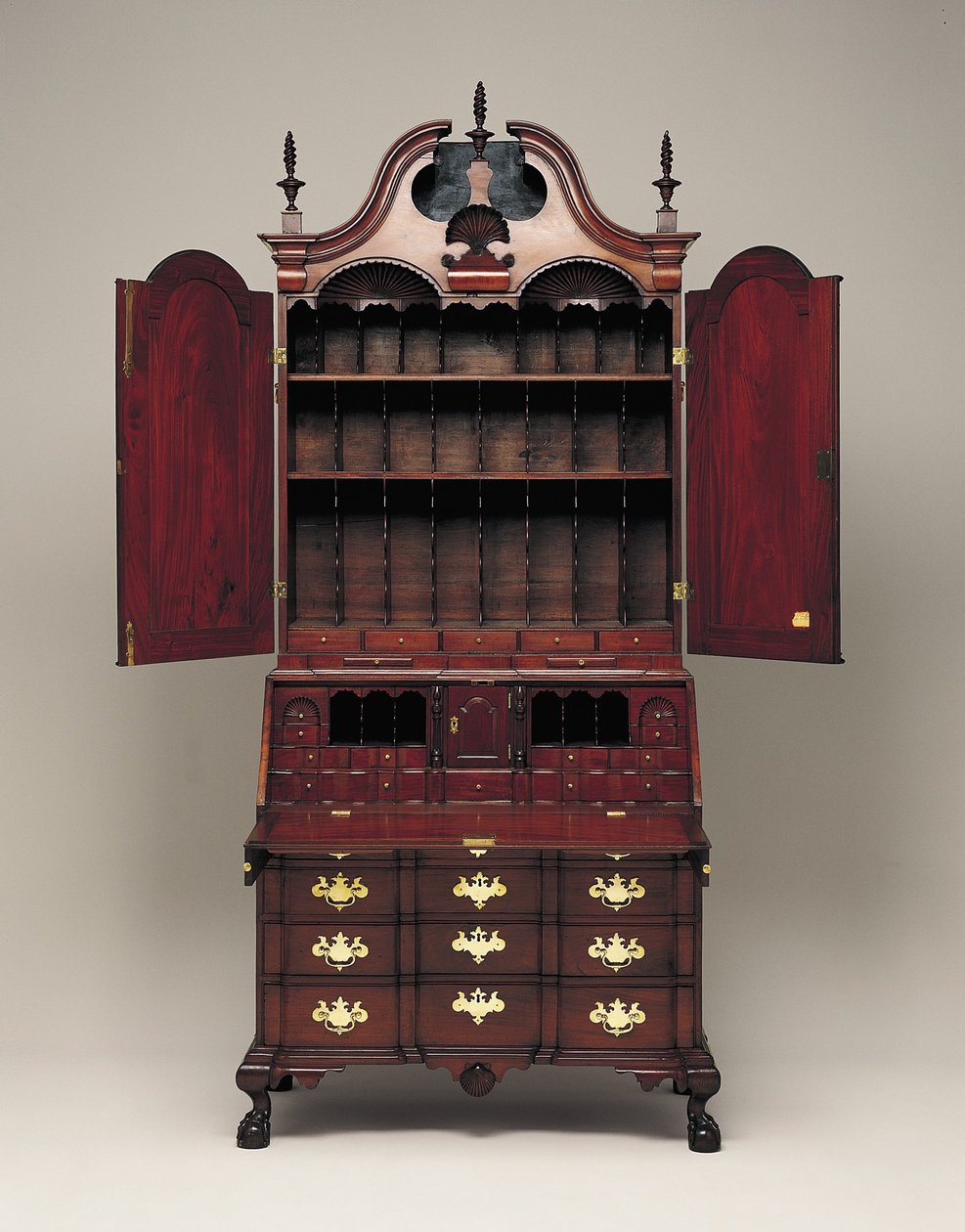 Työpöytä ja kirjahylly, n. 1770-76 (mahonki, eteläinen keltainen mänty, itäinen valkoinen mänty, keltainen poppeli ja messinki) tekijältä Nathaniel Gould