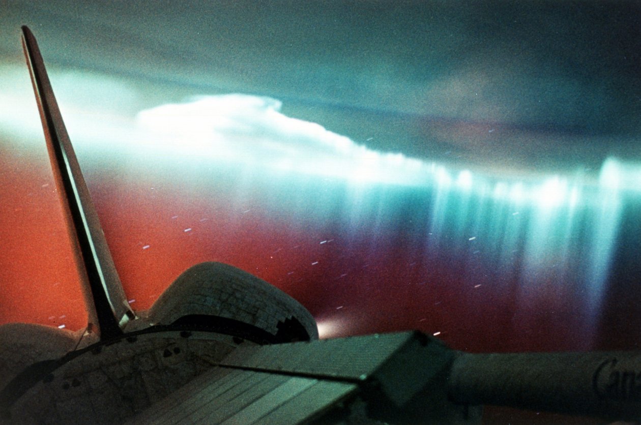 Aurora Australis (verhomuoto) katsottuna avaruussukkula Endeavourista, josta osa näkyy oikeassa yläkulmassa. Huhtikuu 1994. NASA valokuva. tekijältä National Aeronautics and Space Administration National Aeronautics and Space Administration