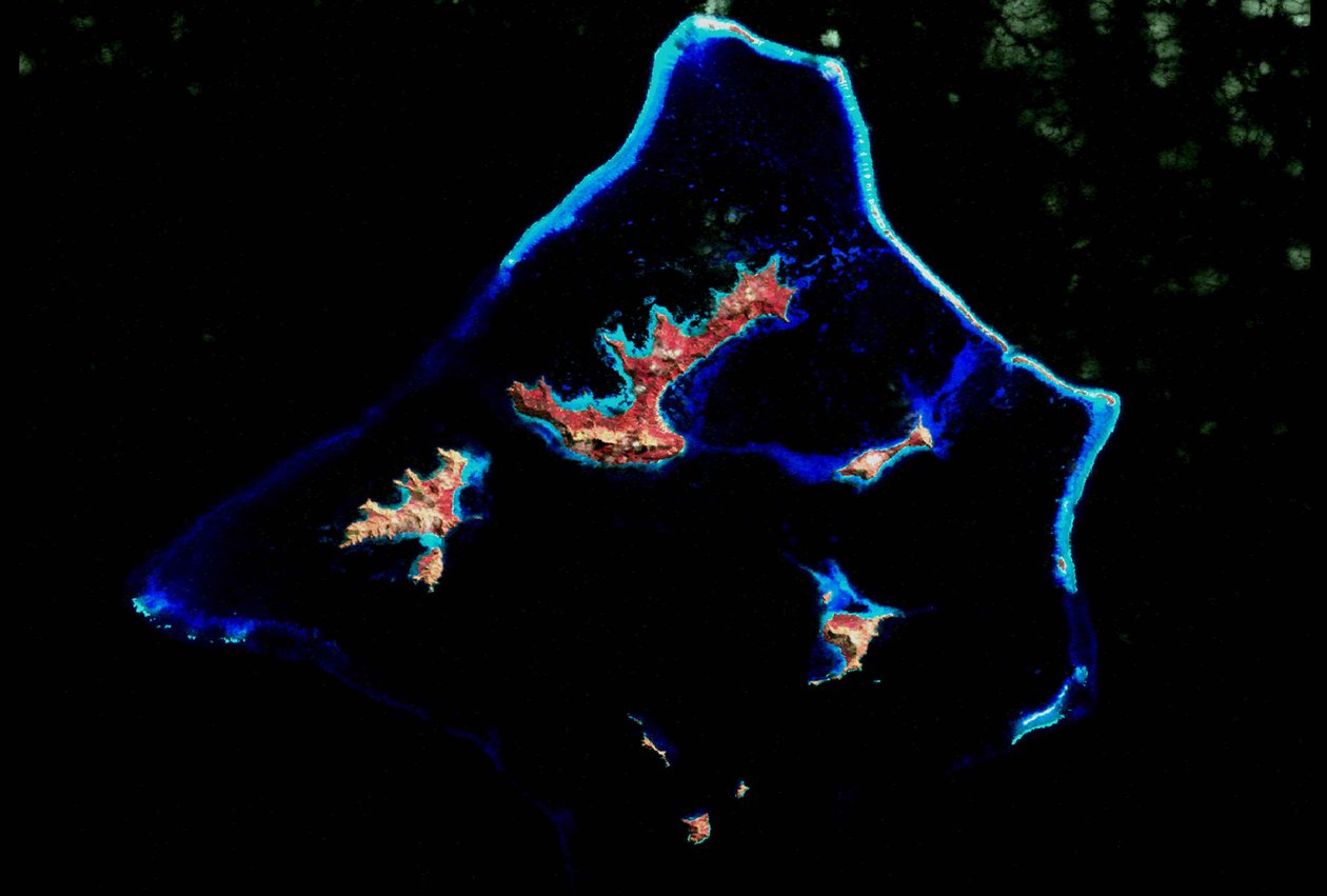 NASAn Landsat 7 -satelliitin valokuvaama koralliriutta. Kiitos NASA. Tiede Geologia Merentutkimus tekijältä National Aeronautics and Space Administration National Aeronautics and Space Administration