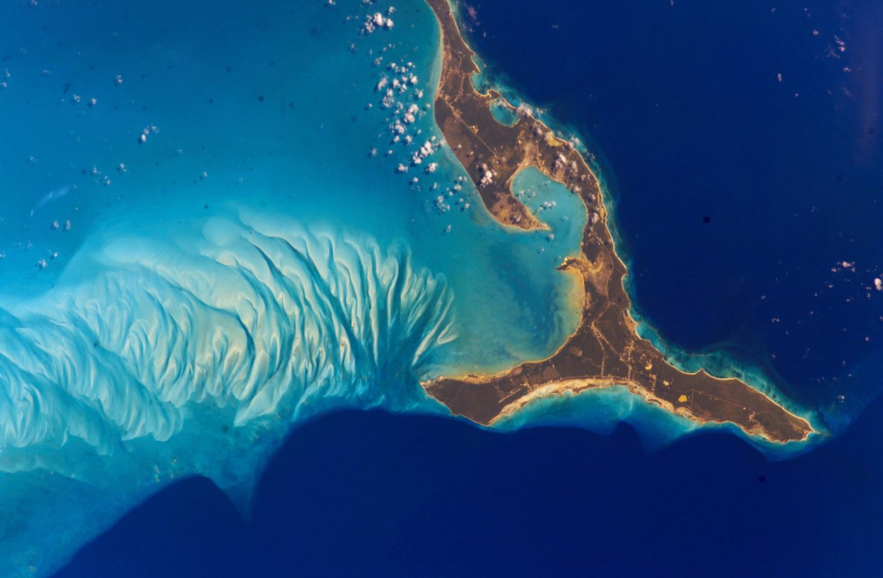 Eleuthera Island, Bahama, 2002. Vedenalaiset muodostelmat saaren länsipuolella on tehty kalsiumkarbonaattihiekasta, joka on kulunut koralliriutoista ja laskeutunut dyyneihin merivirtojen vaikutuksesta. Kiitos NASA. Tiede E tekijältä National Aeronautics and Space Administration National Aeronautics and Space Administration