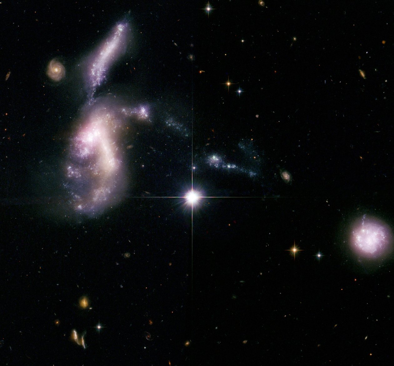 Hickson Compact Group 31, yksi kanadalaisen tähtitieteilijän Paul Hicksonin luetteloimista 100 kompaktista galaksiryhmästä. Kiitos NASA. Tiede Tähtitiede tekijältä National Aeronautics and Space Administration National Aeronautics and Space Administration