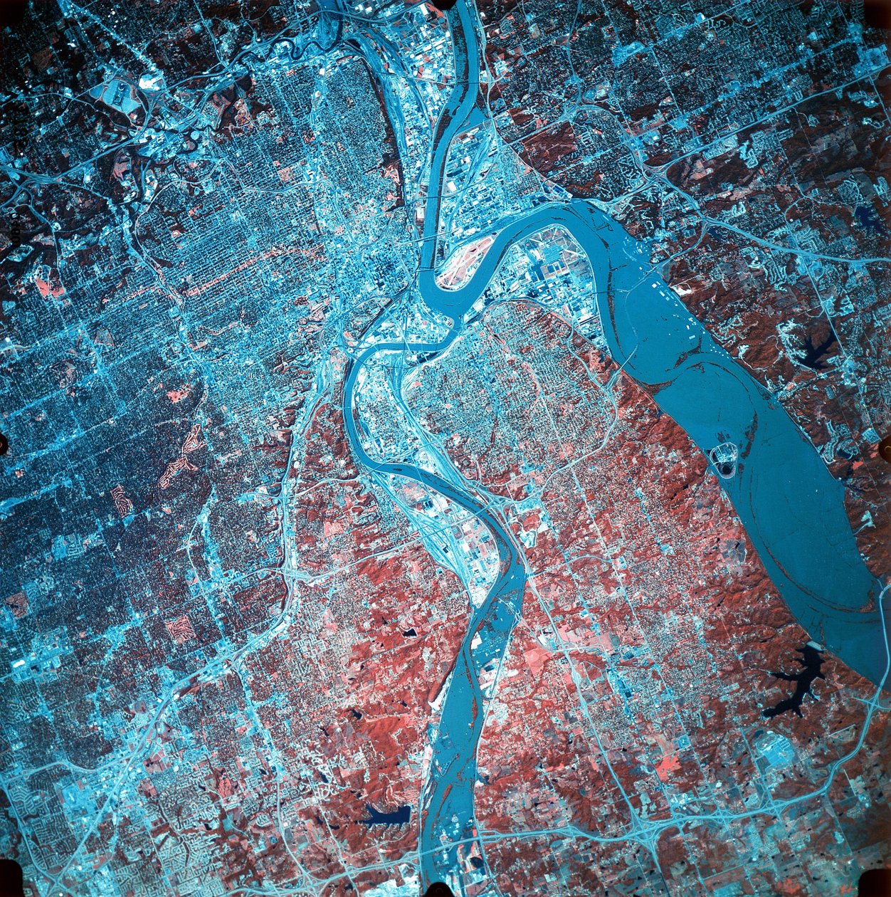 Infrapunavalokuva Missouri- ja Kansas-jokien yhtymäkohdasta, 19. heinäkuuta 1993 voimakkaiden tulvien aikana (pohjoinen, oikea yläkulma). Otettu NASAn ER-2-lentokoneesta. NASA valokuva. tekijältä National Aeronautics and Space Administration National Aeronautics and Space Administration