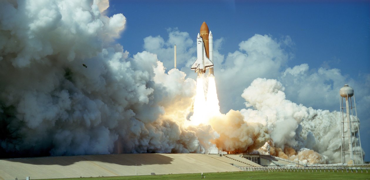 Avaruussukkulan Challenger laukaisu, 1985. NASA valokuva. tekijältä National Aeronautics and Space Administration National Aeronautics and Space Administration