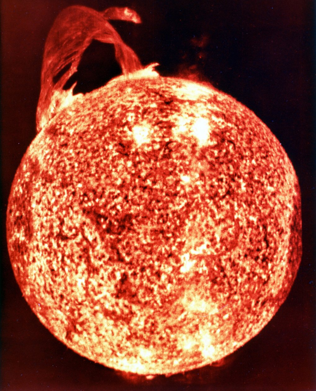 Yksi upeimmista koskaan tallennetuista auringonpurkausista (ylävasemmalla), joka ulottuu yli 588 000 kilometriä auringon pinnan poikki. NASA valokuva. tekijältä National Aeronautics and Space Administration National Aeronautics and Space Administration