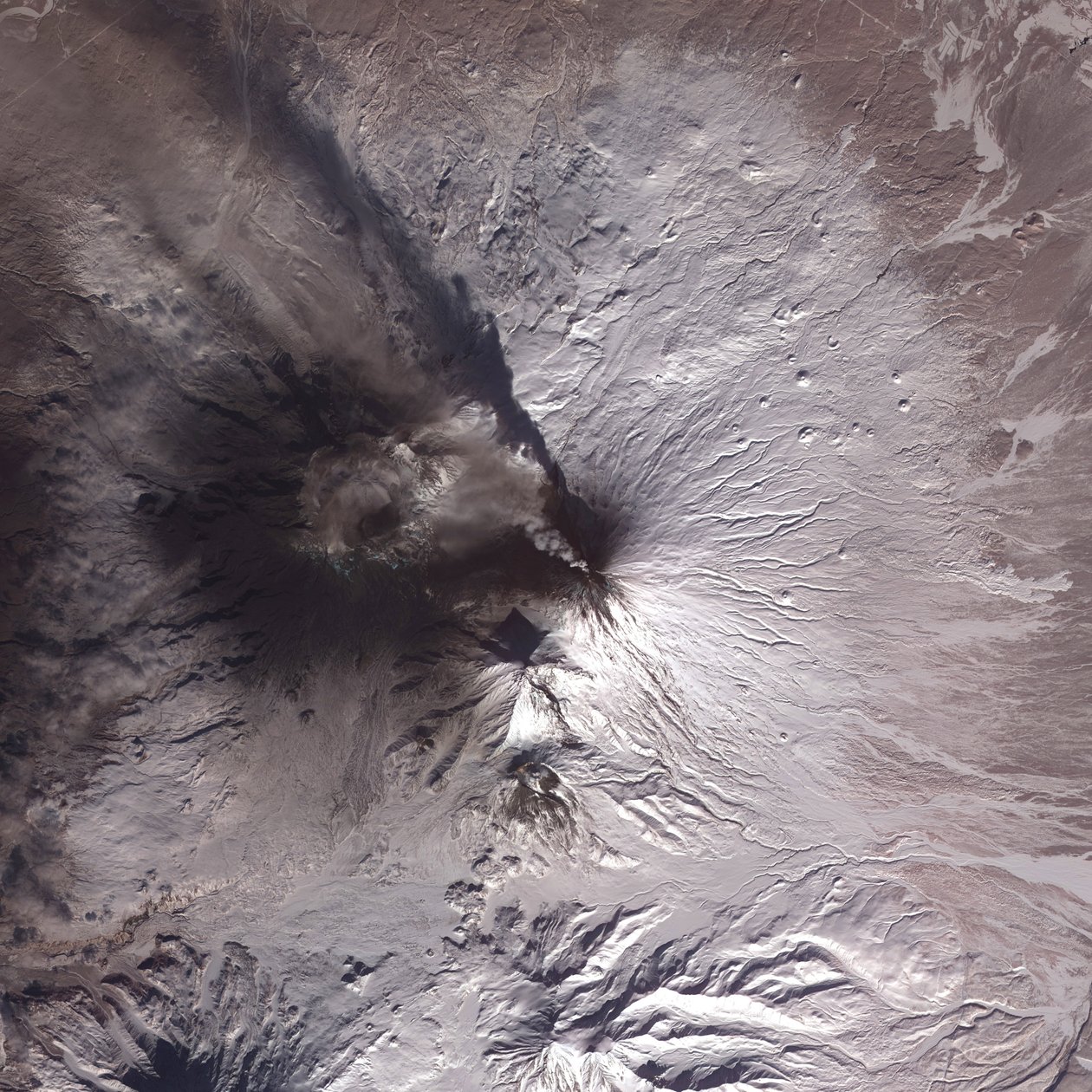 Satelliittikuva Kliuchevskoi- tai Klyuchevskaya Sopka -tulivuoren purkauksesta, Kamtšatkan niemimaalla, Venäjä, 2010. On ollut aktiivinen lähes jatkuvasti ensimmäisestä tallennetusta purkauksesta vuonna 1697. Luotto NAS tekijältä National Aeronautics and Space Administration National Aeronautics and Space Administration