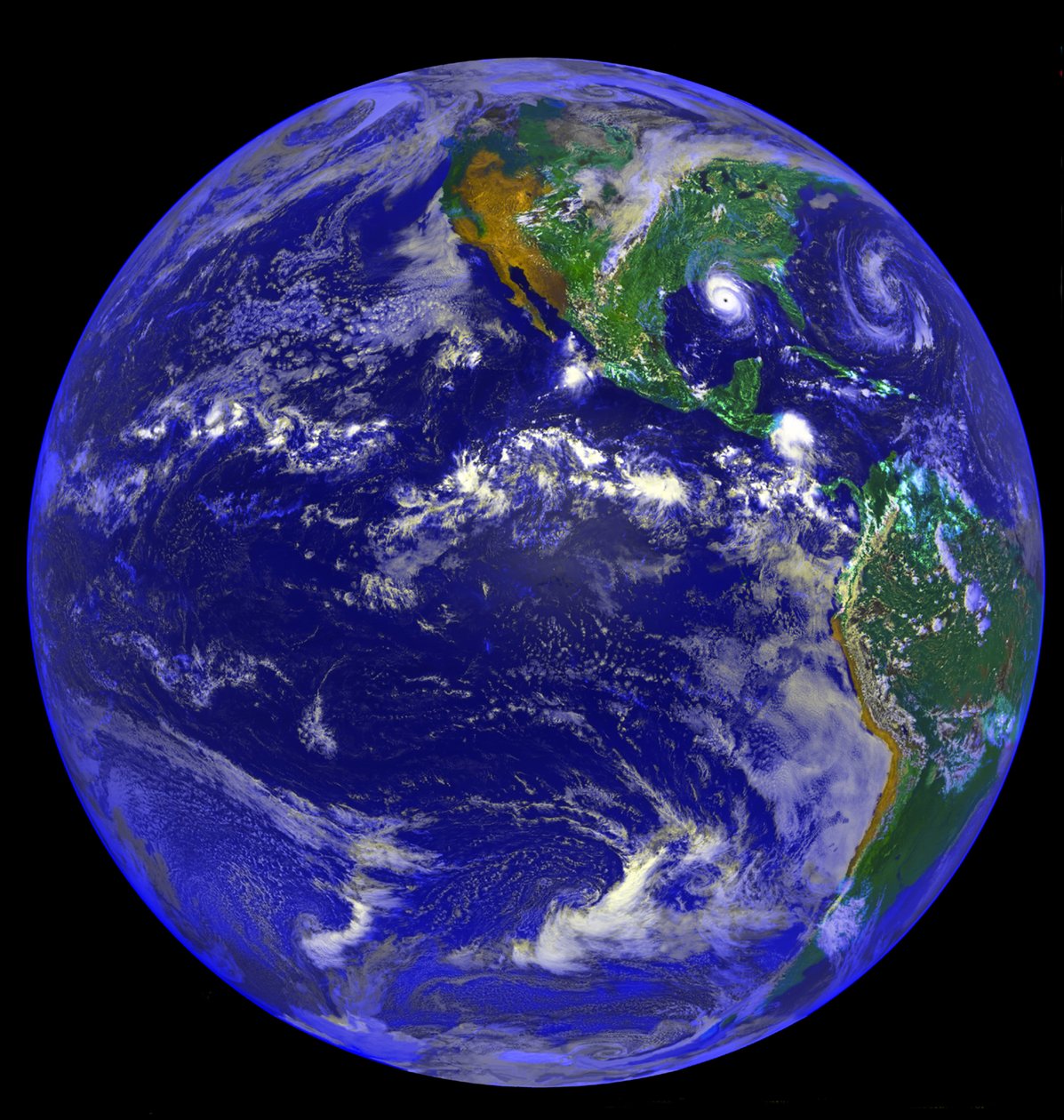 Satelliittikuva Tyynestä valtamerestä sekä Pohjois- ja Etelä-Amerikasta ja hurrikaanista Andrew, 25. elokuuta 1992. Kiitos NASA. tekijältä National Aeronautics and Space Administration National Aeronautics and Space Administration