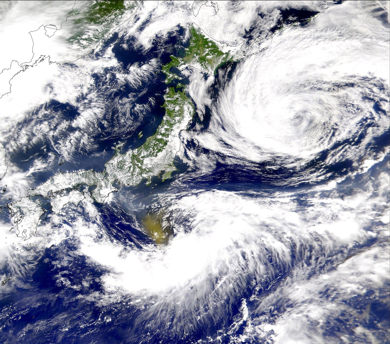 Satelliittikuva Tyynestä valtamerestä lähellä Japania, ja siinä on suuri ruskea pilvi, joka on mahdollisesti aiheutunut Oyama-vuoren purkauksesta Miyakejiman saarella Japanissa. Kiitos NASA. Tiede Geologia Vulkanologia tekijältä National Aeronautics and Space Administration National Aeronautics and Space Administration