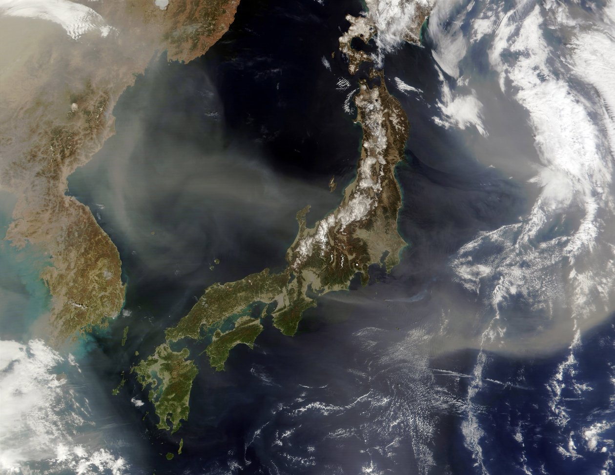 Satelliittinäkymä Japaniin lumen peittämien vuorten kanssa, keväällä vihertävä maa alemmilla tasoilla. Manner-Kiinasta tuleva pöly puhaltaa Japaninmeren yli ja Tyynellemerelle. Kiitos: NASA. Tiede tekijältä National Aeronautics and Space Administration National Aeronautics and Space Administration