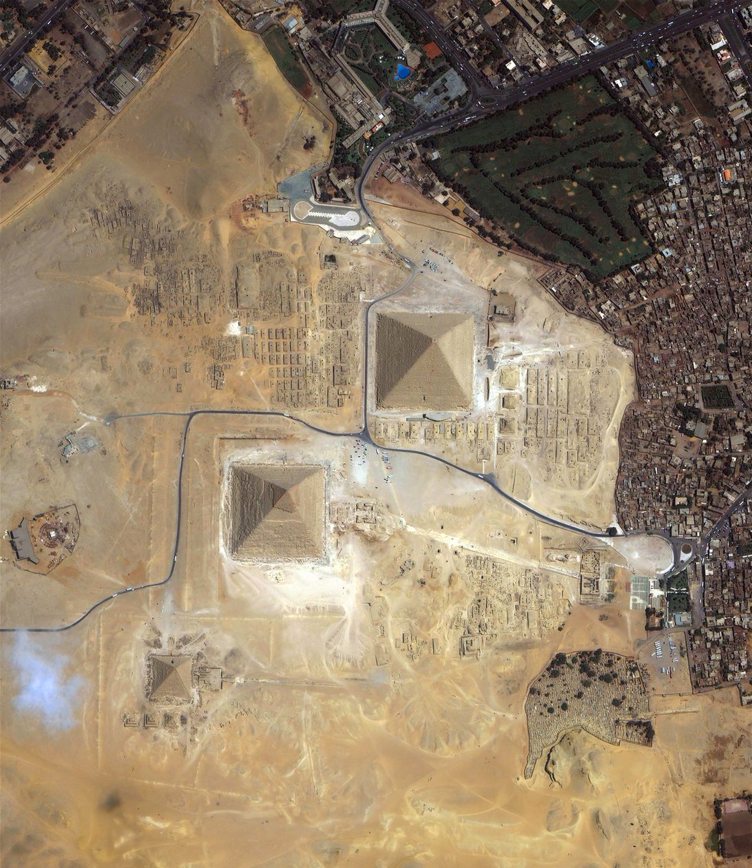 Satelliittinäkymä Gizan pyramideista Egyptissä. Kiitos NASA. tekijältä National Aeronautics and Space Administration National Aeronautics and Space Administration