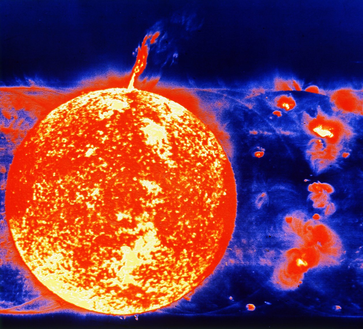 Auringonpilkkuja ja näkymiä vuonna 1973. Kuva Skylabsin aurinkoteleskoopista. NASA valokuva. tekijältä National Aeronautics and Space Administration National Aeronautics and Space Administration