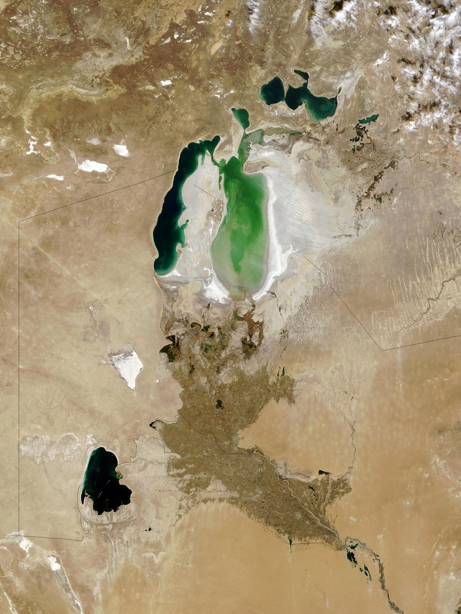 Aralmeri, lokakuu 2008. Aikoinaan neljänneksi suurin sisämeri, Etelä-Kazakstanissa ja Pohjois-Uzbekistanissa, se on jakautunut kolmeen vesistöön. Suurin syy veden ohjautumisesta johtuvaan kutistumiseen tekijältä National Aeronautics and Space Administration National Aeronautics and Space Administration