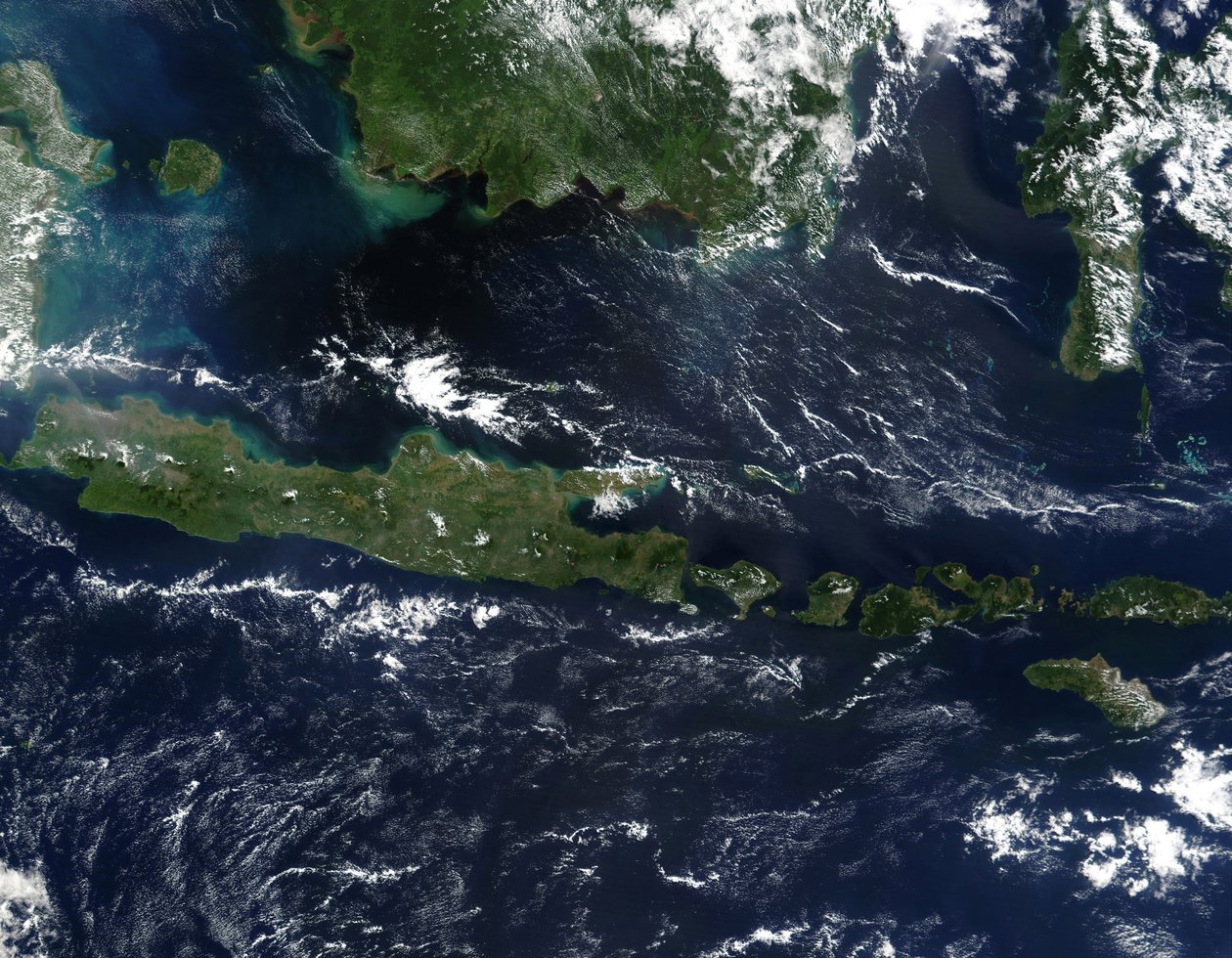 Tosivärinen satelliittikuva Indonesiasta toukokuun puolivälissä 2002. Koska palokausi ei ollut täysin käynnissä alueella, taivas Malesian Borneon saarella sen luoteisrannikolla on suhteellisen selkeä. tekijältä National Aeronautics and Space Administration National Aeronautics and Space Administration