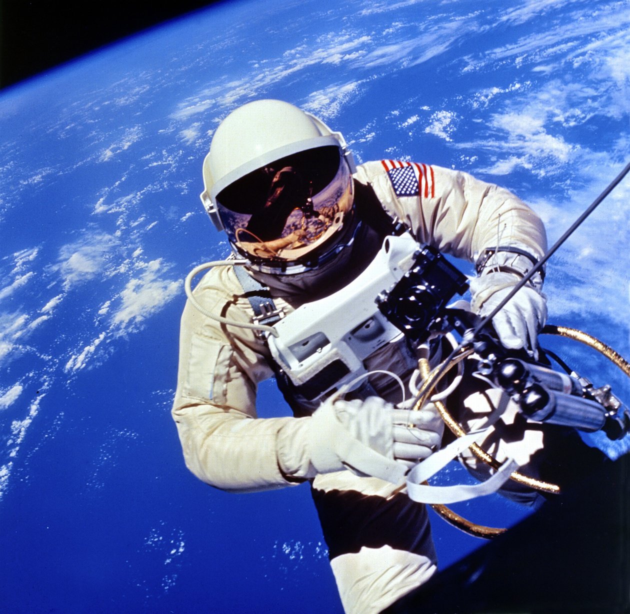 Yhdysvaltain astronautti Edward H White II suorittaa ulkoisia tehtäviä Gemini-Titan 4 -lennon kolmannella kiertoradalla. NASA valokuva. tekijältä National Aeronautics and Space Administration National Aeronautics and Space Administration