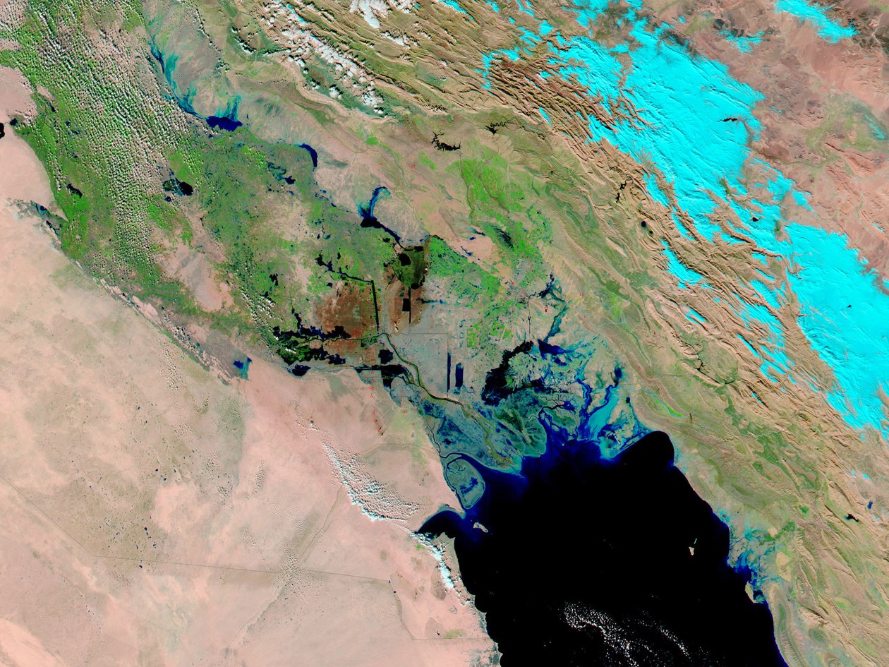 Talvisateet ja mahdollisesti sulava lumi Iranista Zagros-vuoret täyttävät etelä- ja itä-Irakin suot ja matalat järvet. Vaaleansininen on lumihuippuiset vuoret Iranissa. Kiitos NASA. Tiede tekijältä National Aeronautics and Space Administration National Aeronautics and Space Administration