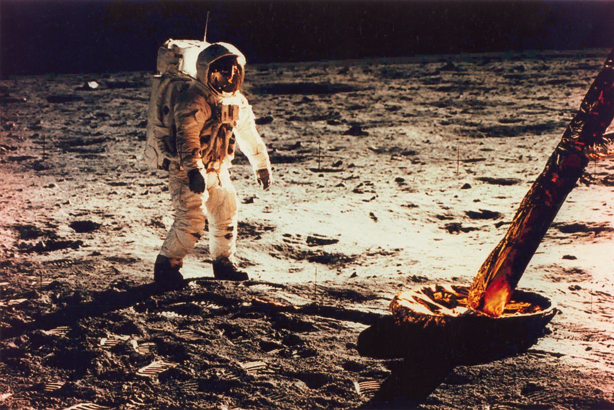 Buzz Aldrin kävelee Kuun pinnalla lähellä Kuumoduulin jalkaa, 1969. tekijältä Neil Armstrong