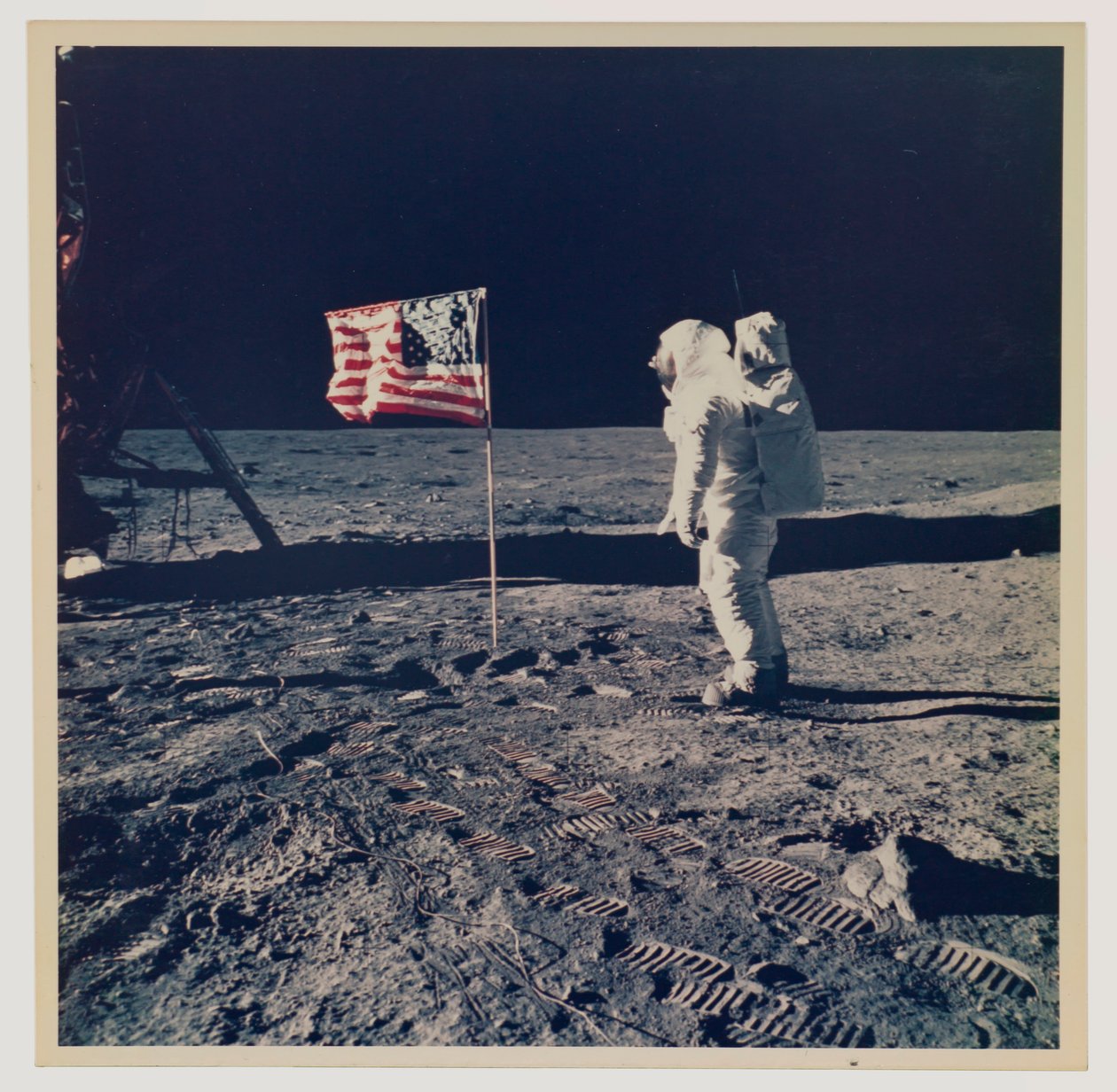 Buzz Aldrin ja Yhdysvaltain lippu Kuussa tekijältä Neil Armstrong