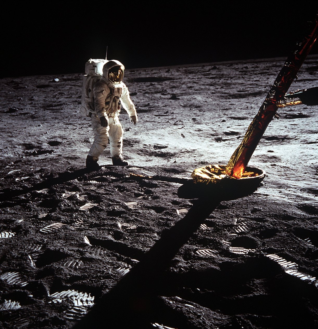 Buzz Aldrin Lunar Modulen jalan luona, Apollo II -lento, heinäkuu 1969. tekijältä Neil Armstrong