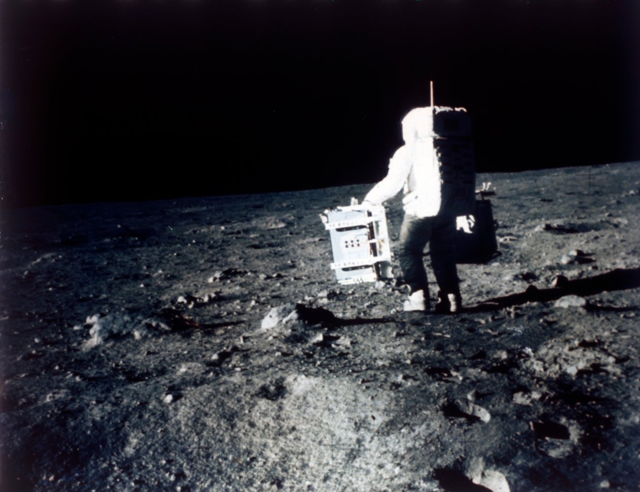Buzz Aldrin suorittaa kokeen kuun pinnalla, Apollo II -tehtävä, heinäkuu 1969. tekijältä Neil Armstrong