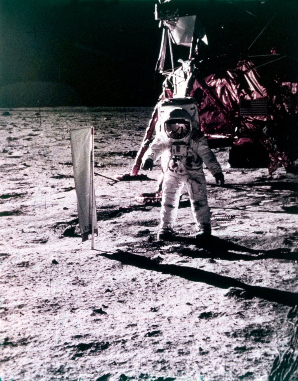 Buzz Aldrin sijoittaa aurinkotuulenkeräimen Kuun pinnalle, Apollo 11 -tehtävä, heinäkuu 1969. tekijältä Neil Armstrong