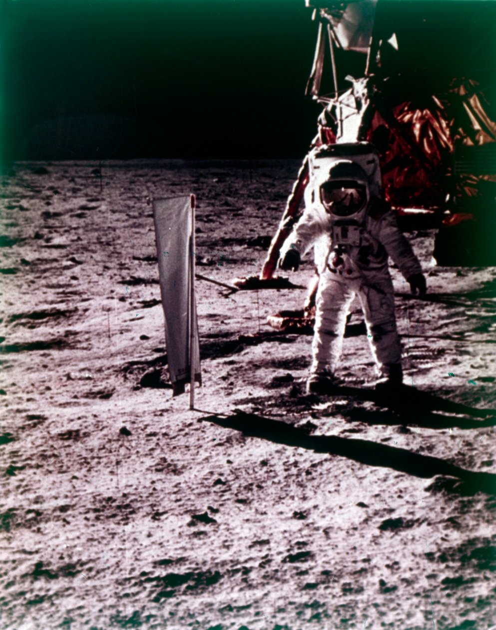 Buzz Aldrin sijoittaa aurinkotuulenkeräimen Kuun pinnalle, Apollo 11 -tehtävä, heinäkuu 1969. tekijältä Neil Armstrong