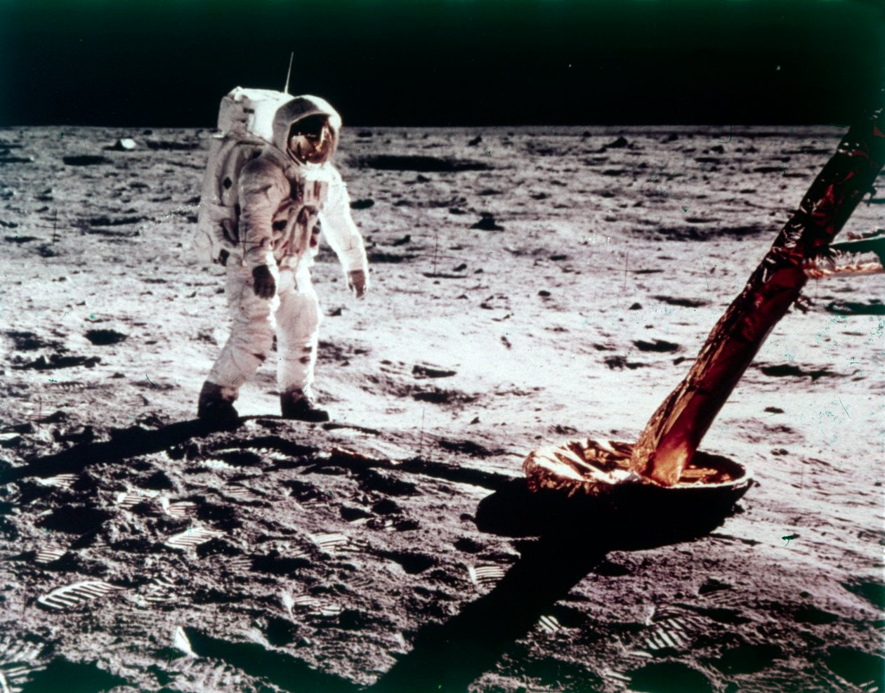 Buzz Aldrin lähellä Lunar Module on the Moon jalkaa, Apollo 11 -lento, heinäkuu 1969. tekijältä Neil Armstrong