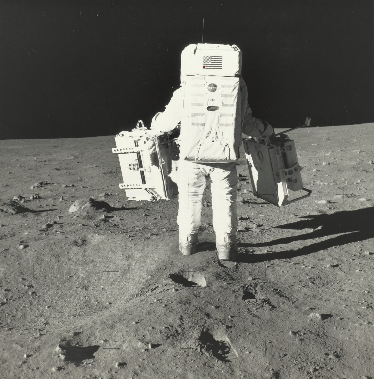 Buzz Aldrin Kuussa varhaisen Apollon tieteellisten kokeiden paketin komponenttien kanssa, 1969. tekijältä Neil Armstrong