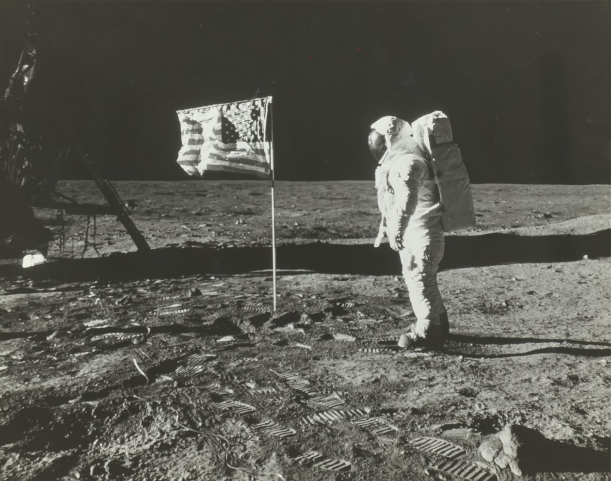 Buzz Aldrin Kuussa Yhdysvaltain lipun kanssa, 1969. tekijältä Neil Armstrong