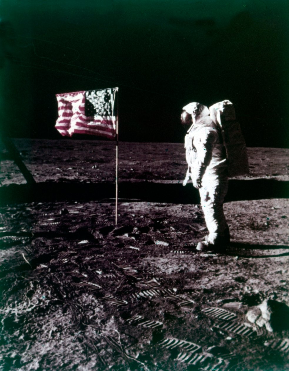 Buzz Aldrin seisoo Yhdysvaltain lipun vieressä Kuun pinnalla heinäkuussa 1969. tekijältä Neil Armstrong