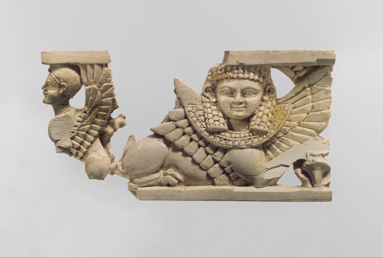 Avokuvioinen huonekalulaatta, jossa kaksi sfinksiä, n. 800 eaa. (norsunluu, kultakalvo). tekijältä Neo Assyrian