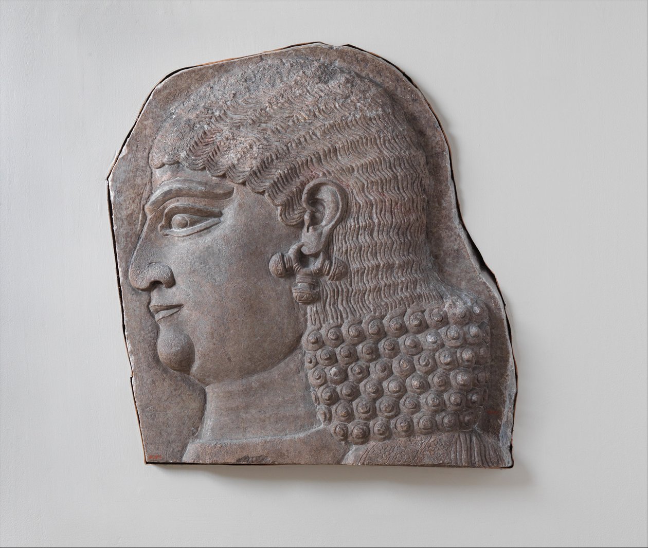 Parrattoman kuninkaallisen avustajan, mahdollisesti eunukin, pää, n. 721-05 eKr. (kipsialabasteri). tekijältä Neo Assyrian Neo Assyrian