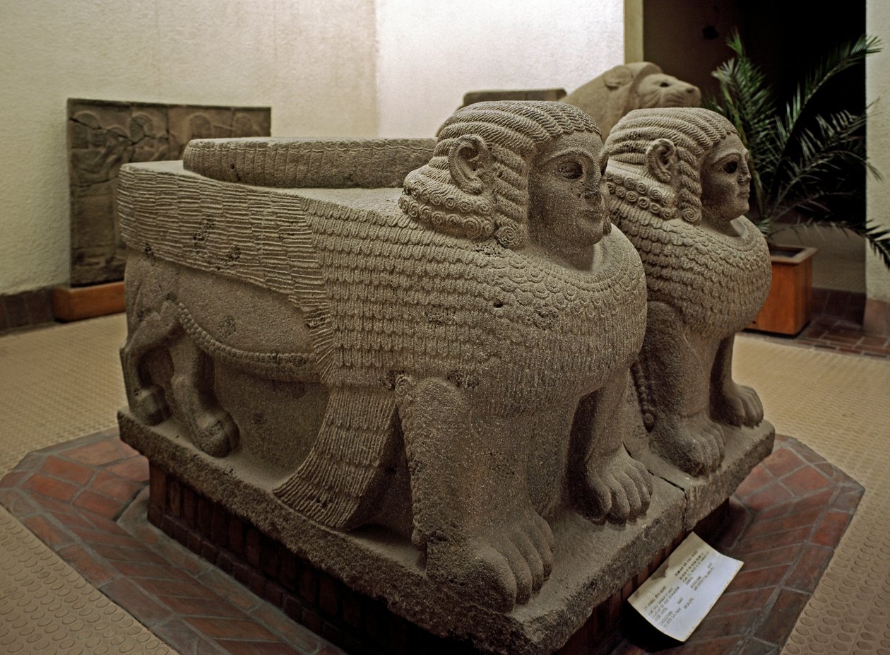 Art neo hittite: pylvään pohja sfinksin basalttikoristeesta. Samalin (nykyinen Sam