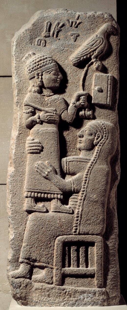 Matala basalttirelief, jossa kirjuri Tarhunpiyasta äitinsä polvillaan pitelemässä pyhiä kirjoitusta ja metsästävää haukkaa. 800-luvun loppu eKr. Marashista, Anatoliasta. Uusheettiläinen aika (1050-800 eKr.) Dim. 0,75x0,28 m. Pariisi, Louvre-museo tekijältä Neo Hittite Neo Hittite
