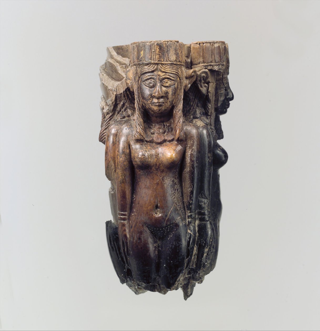Viuhka- tai perhovispilän kahva neljän naishahmon muodossa, n. 8.-7. vuosisadalla eKr. (norsunluu) tekijältä Neo Assyrian