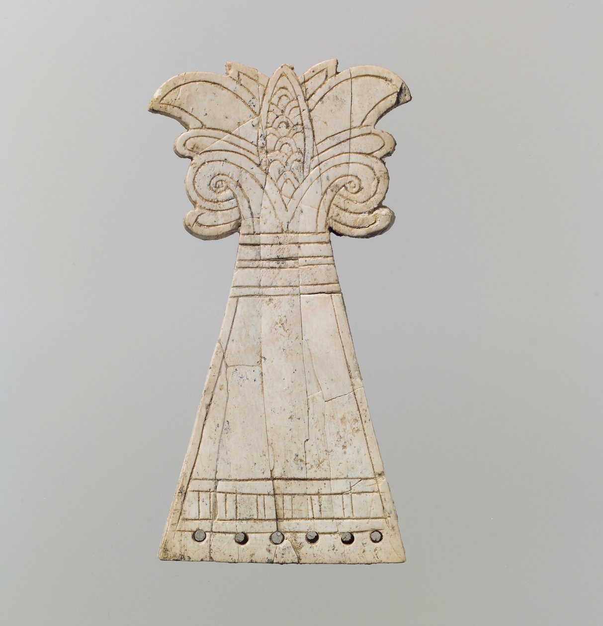 Viiltotettu hevosen etuosa, joka on veistetty kukkivan, voluutin palmettipuun muotoon, 9.-8. vuosisadalla eKr. (norsunluu) tekijältä Neo Assyrian