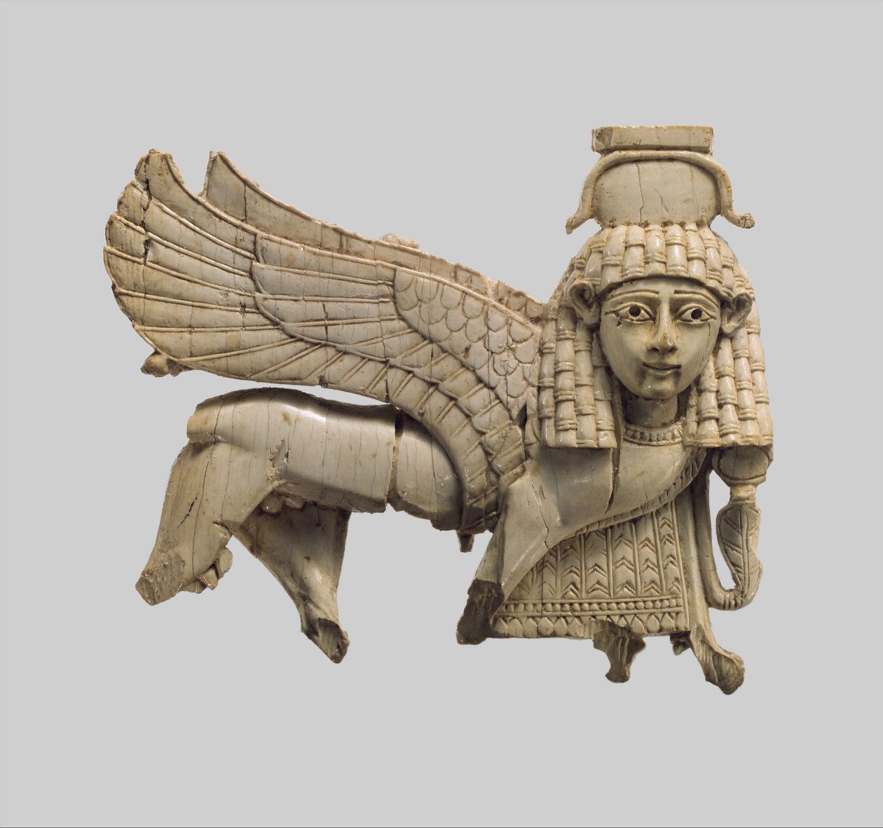 Harjakattoinen laatta, jossa on sfinksi, noin 800-800-luvulla eaa. (norsunluu) tekijältä Neo Assyrian