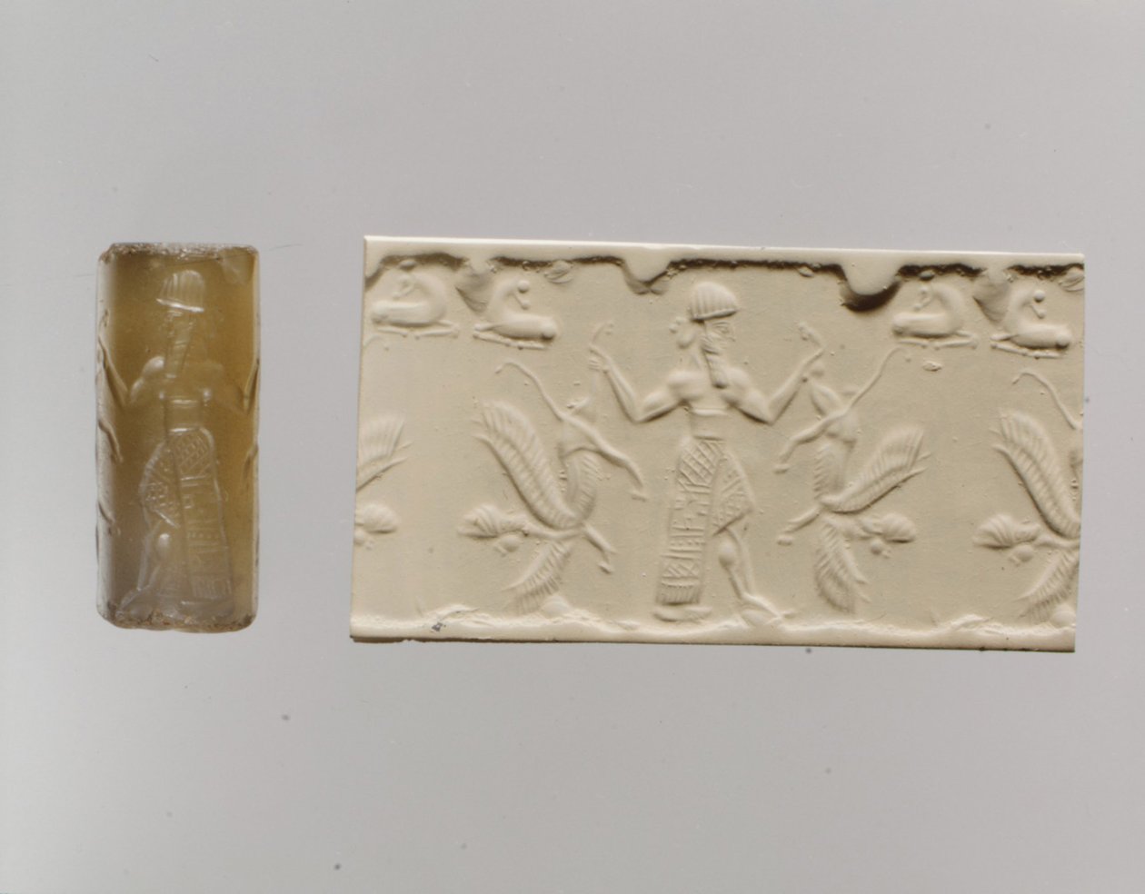 Sylinteritiiviste ja moderni vaikutelma: mieshahmo hallitsee ihmispäisiä siivekkäitä leijonia, n. 8.–7. vuosisadalla eKr. (kalsedoni) tekijältä Neo Assyrian Neo Assyrian