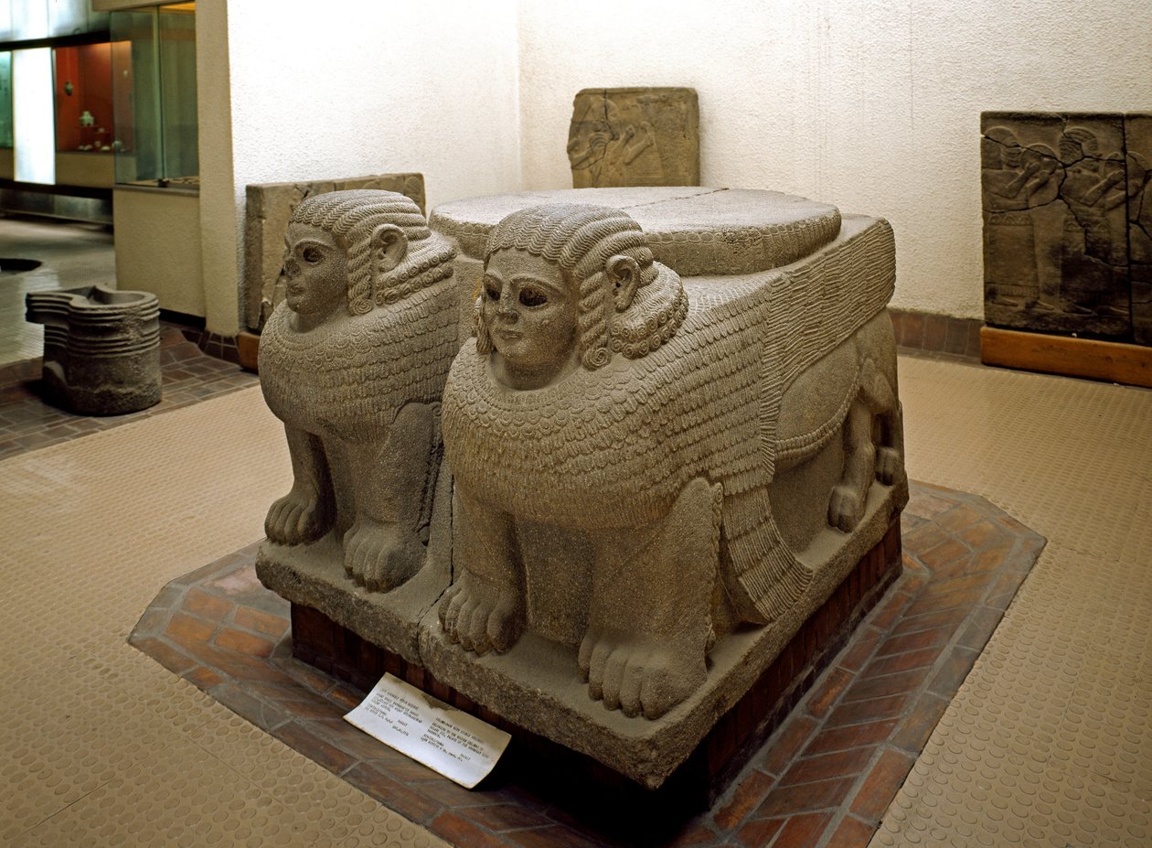 Art neo hittite: pylvään pohja sfinksin basalttikoristeesta. Samalin (nykyinen Sam