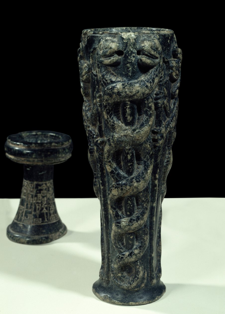 Gudean juomamaljakko Ningishziddalle. Mesopotamian taide. Uussumerilainen aika (n. 2150-2000 eKr.) Steatiitti. Tellosta. Korkeus: 0,23 m Musee Du Louvre tekijältä Neo Sumerian Neo Sumerian