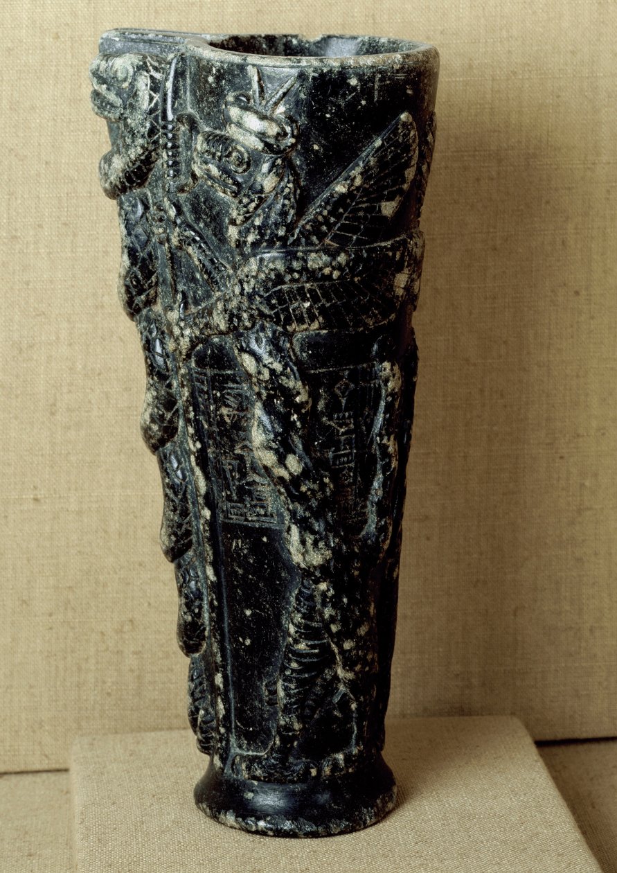 Sumerilainen sivilisaatio: ruhtinas Gudean (2141-2122 eKr.) steatiittijuomamaljakko. Se on koristeltu lohikäärmeillä ja käärmeillä. Himmeä. 23 cm Pariisi, Musee du Louvre tekijältä Neo Sumerian Neo Sumerian